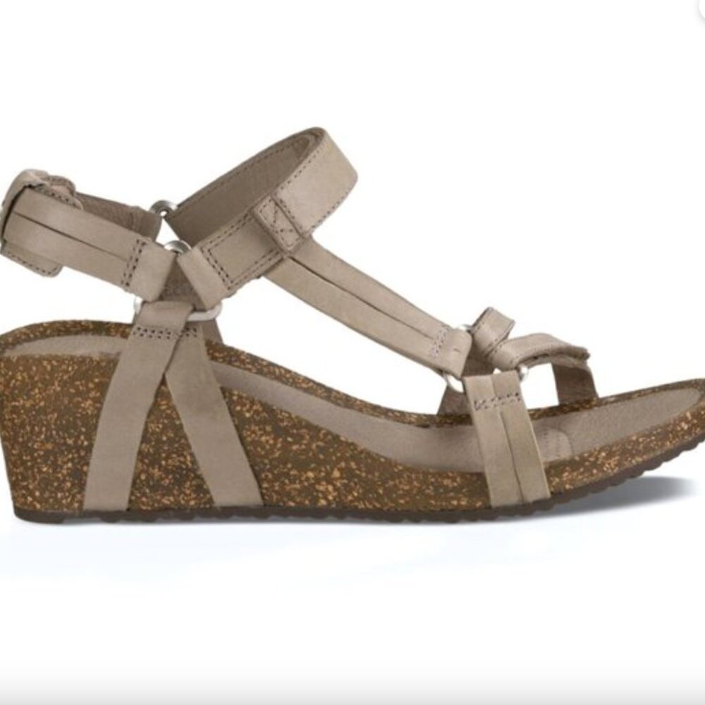 Teva Ysidro low wedge sandal taupe size 7